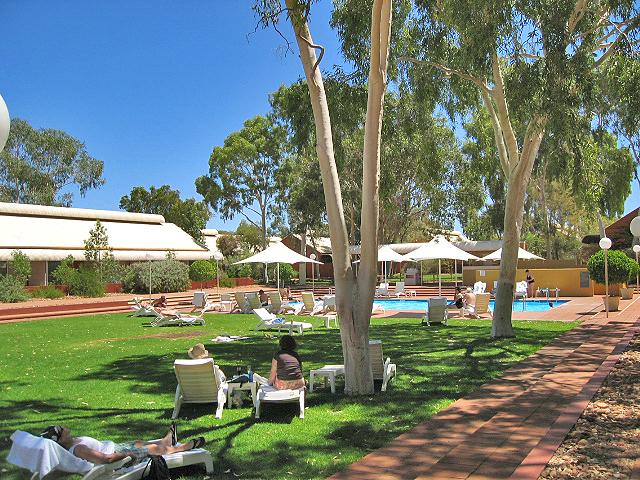 A 303 Yulara - Piscine de l'hotel.jpg